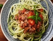 Хит е мрежата: Много вкусни и диетични спагети от тиквички с доматен сос