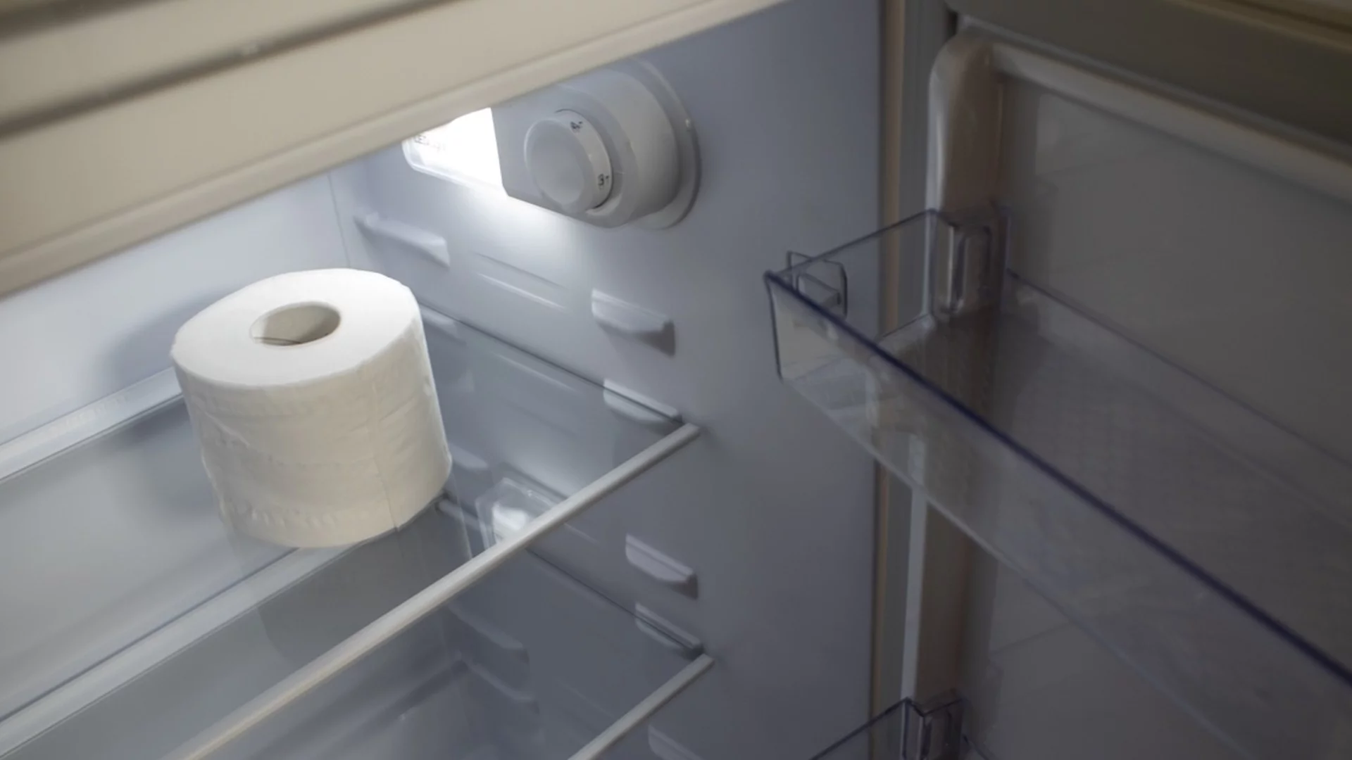 Защо всички започнаха да държат тоалетната си хартия в хладилника