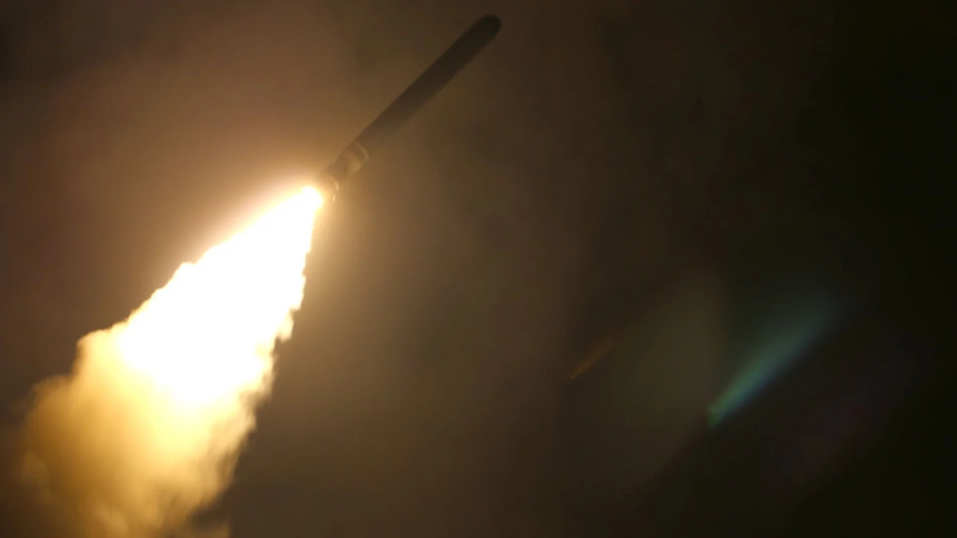 Ракети засипаха цели при Кримския мост, пожар в Москва, руски дронове и ракети удариха Украйна