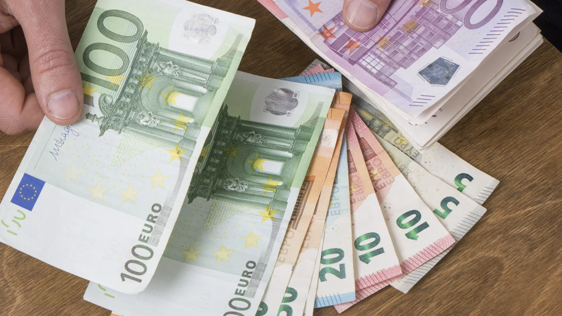 Неочаквана рязка промяна в курса на еврото спрямо долара