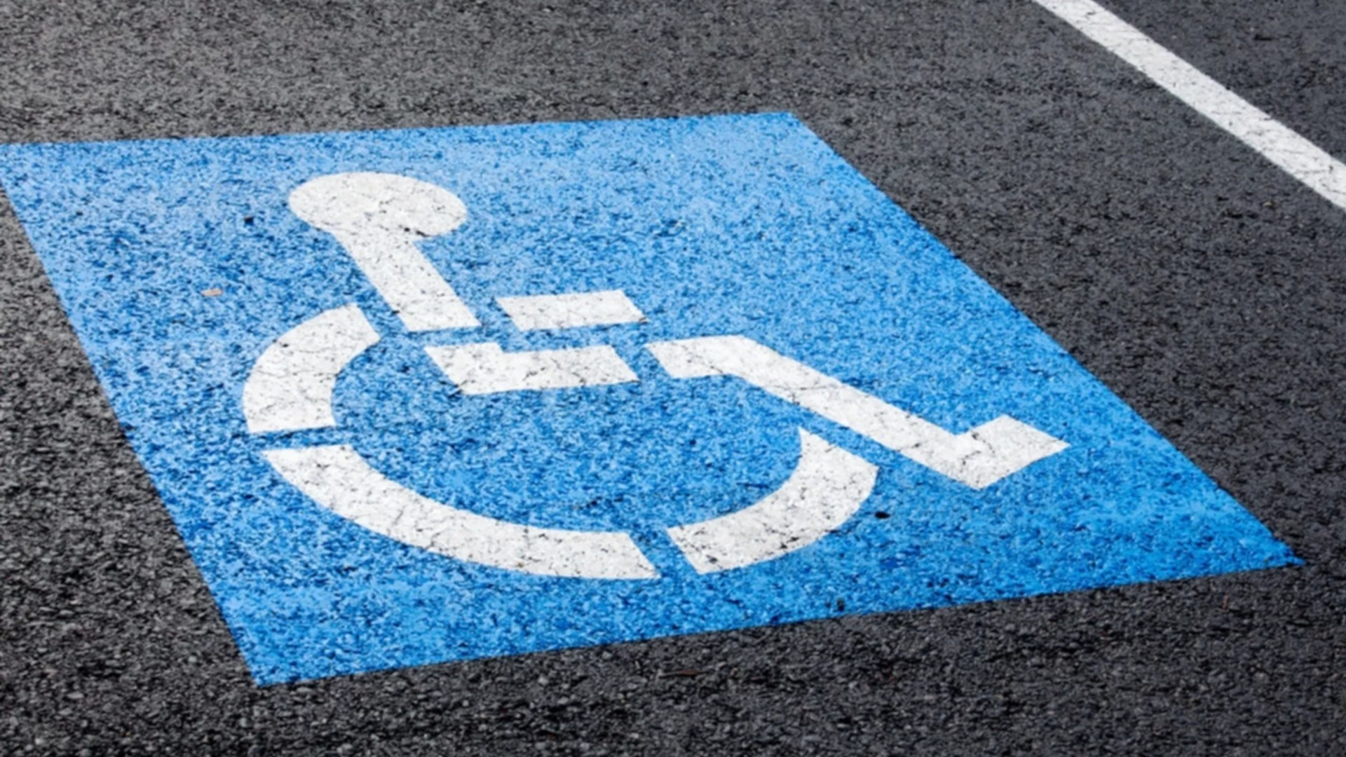 Хората с увреждания останаха без паркоместа след промените в движението в центъра на София
