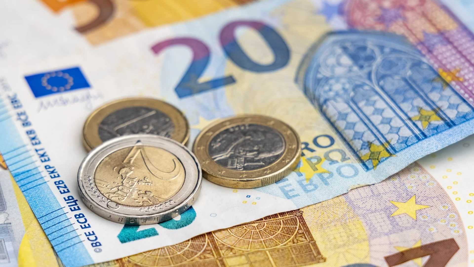 Курсът на еврото остава нестабилен дни преди решението на ЕЦБ за лихвите