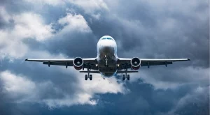 Как недостигът на самолети се превръща в начин за печалба за някои авиокомпании?
