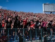 Батални сцени, бой и шамари: Фенове на ЦСКА нахлуха на терена и прекъснаха баража (ВИДЕО)