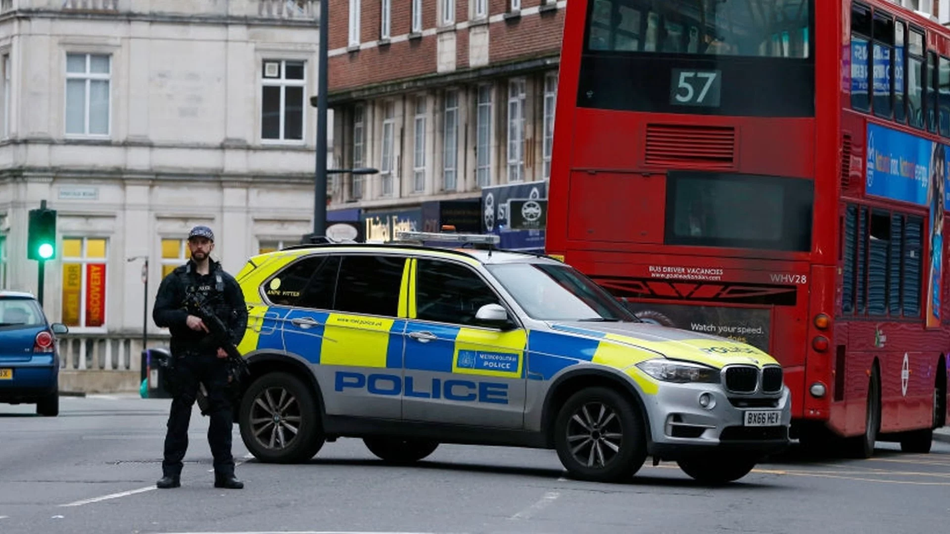 Мотоциклетист стреля по турски ресторант в Лондон (ВИДЕО)