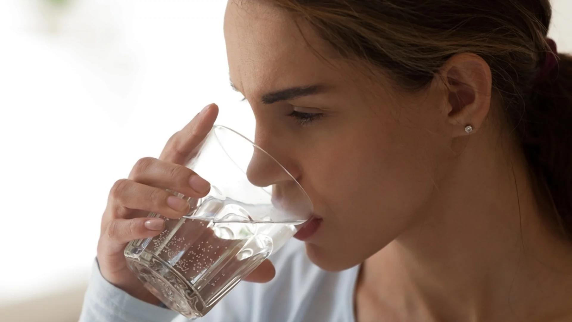 Опасни последици: защо не трябва да допивате водата от чашата за някой друг