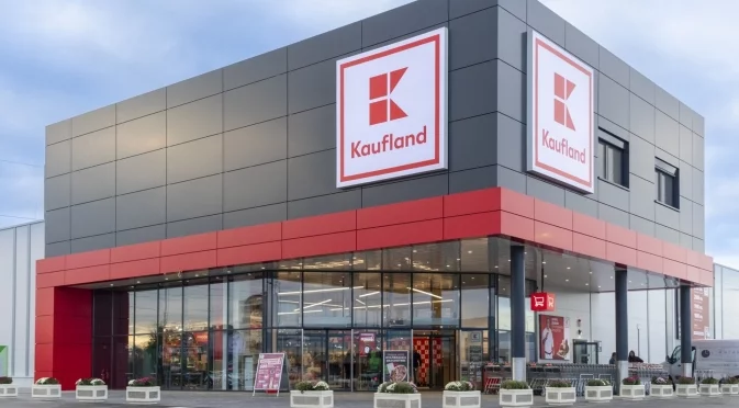 Kaufland подарява свежи ябълки на децата по случай Деня на детето