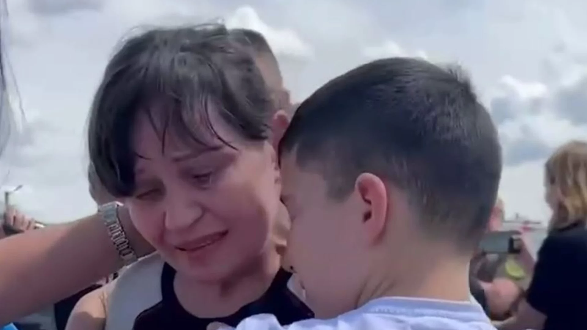 Украинска военнопленница се събра с детето си след 2 години в плен: Разтърсващи кадри (ВИДЕО)