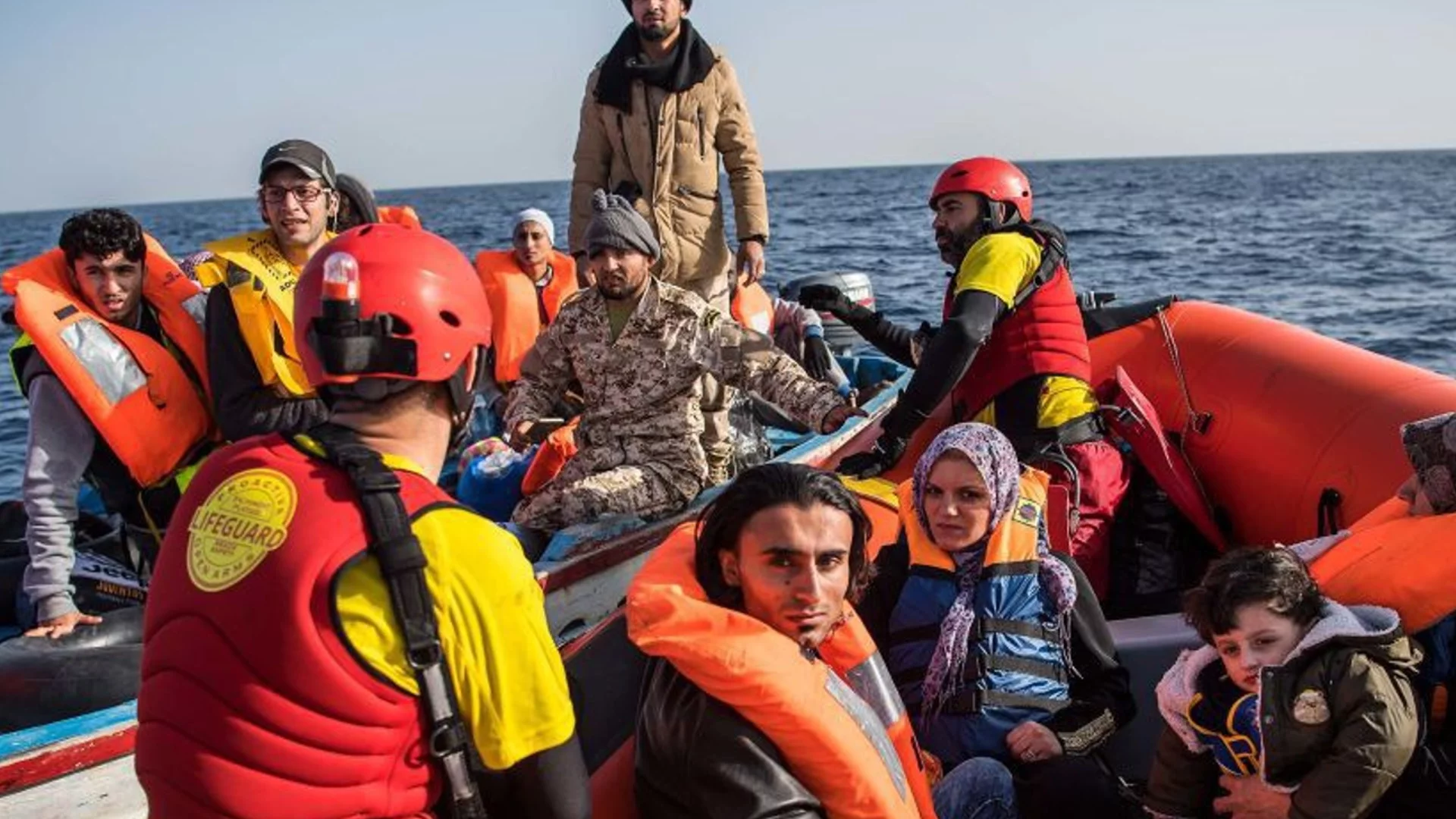 Лодка с мигранти се блъсна в кораб на гръцката брегова охрана