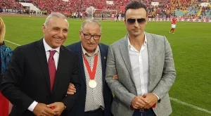 {{ otherArticle[0].article.title }}