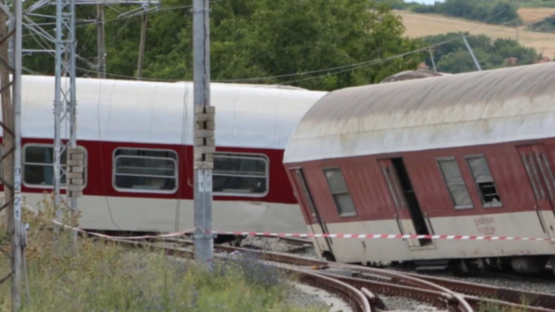 Заради свлачище: Влак със 185 пътници дерайлира в Западна Германия  