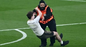 Доживотна забрана, но и 350 хиляди: Натрапниците на финала на Шампионска лига удариха джакпота