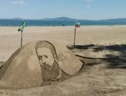 Чужденци направиха барелеф на Ботев на бургаския плаж