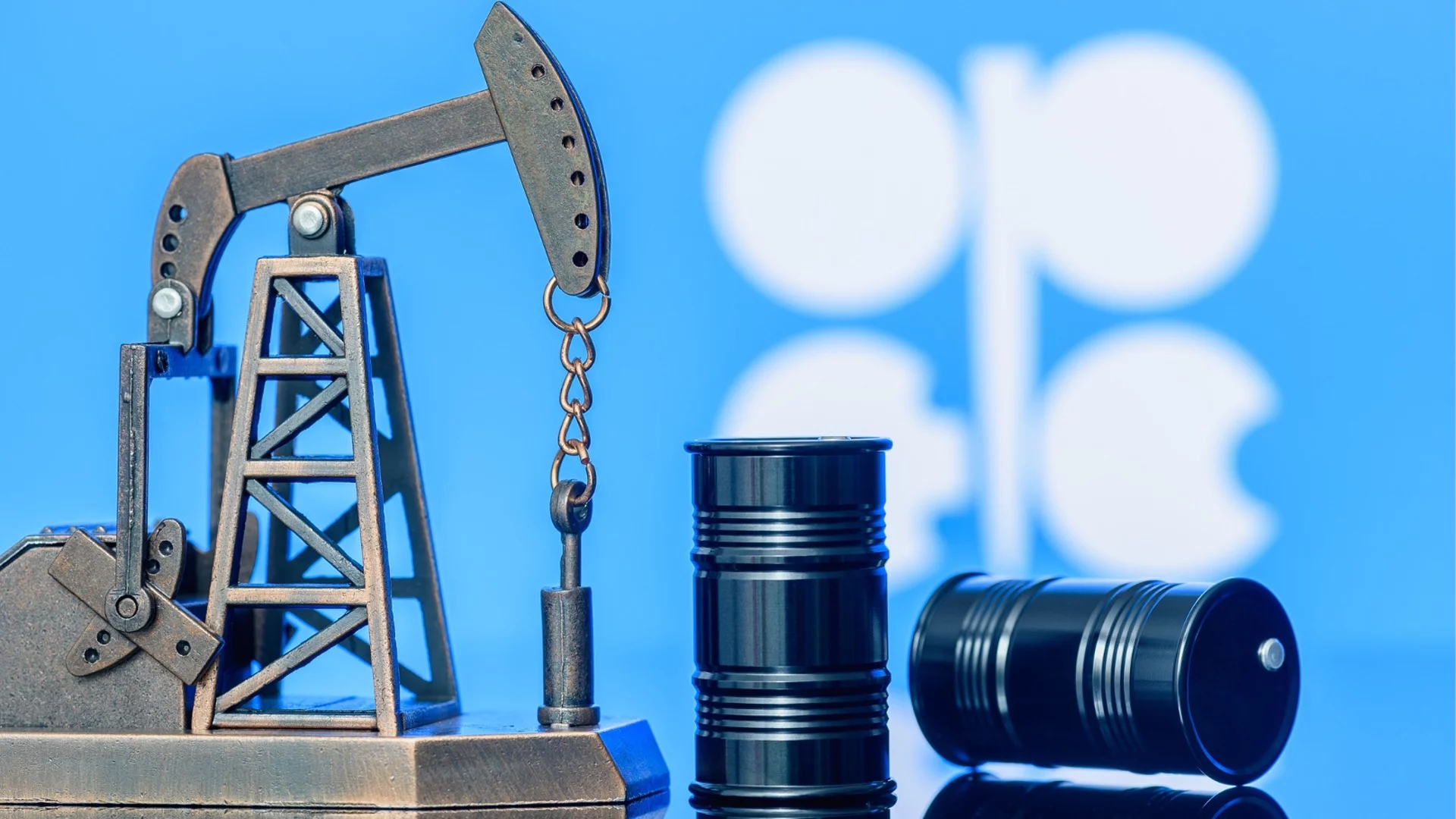 ОПЕК+ удължи с над година ограниченията върху добива на петрол