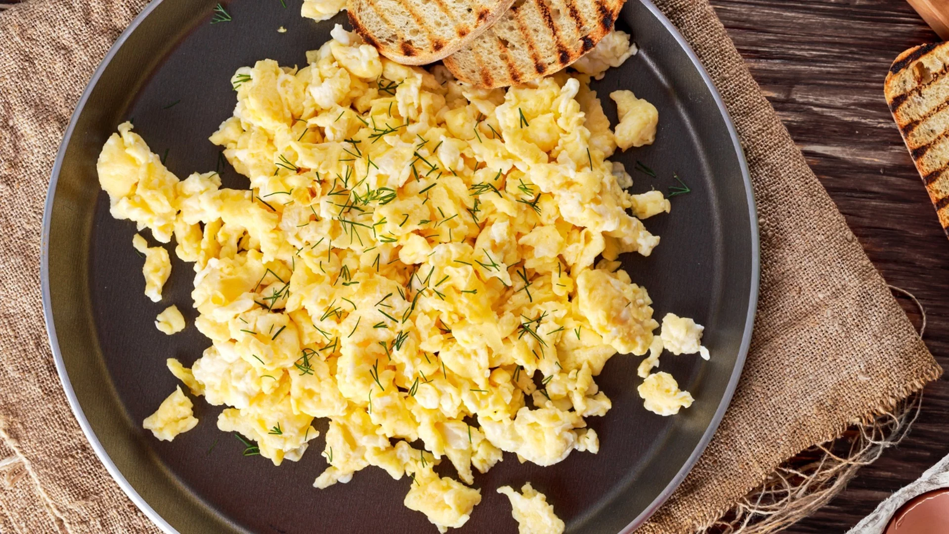 Бъркани яйца със сирене и ароматен розмарин