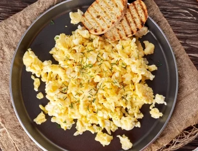 Бъркани яйца със сирене и ароматен розмарин