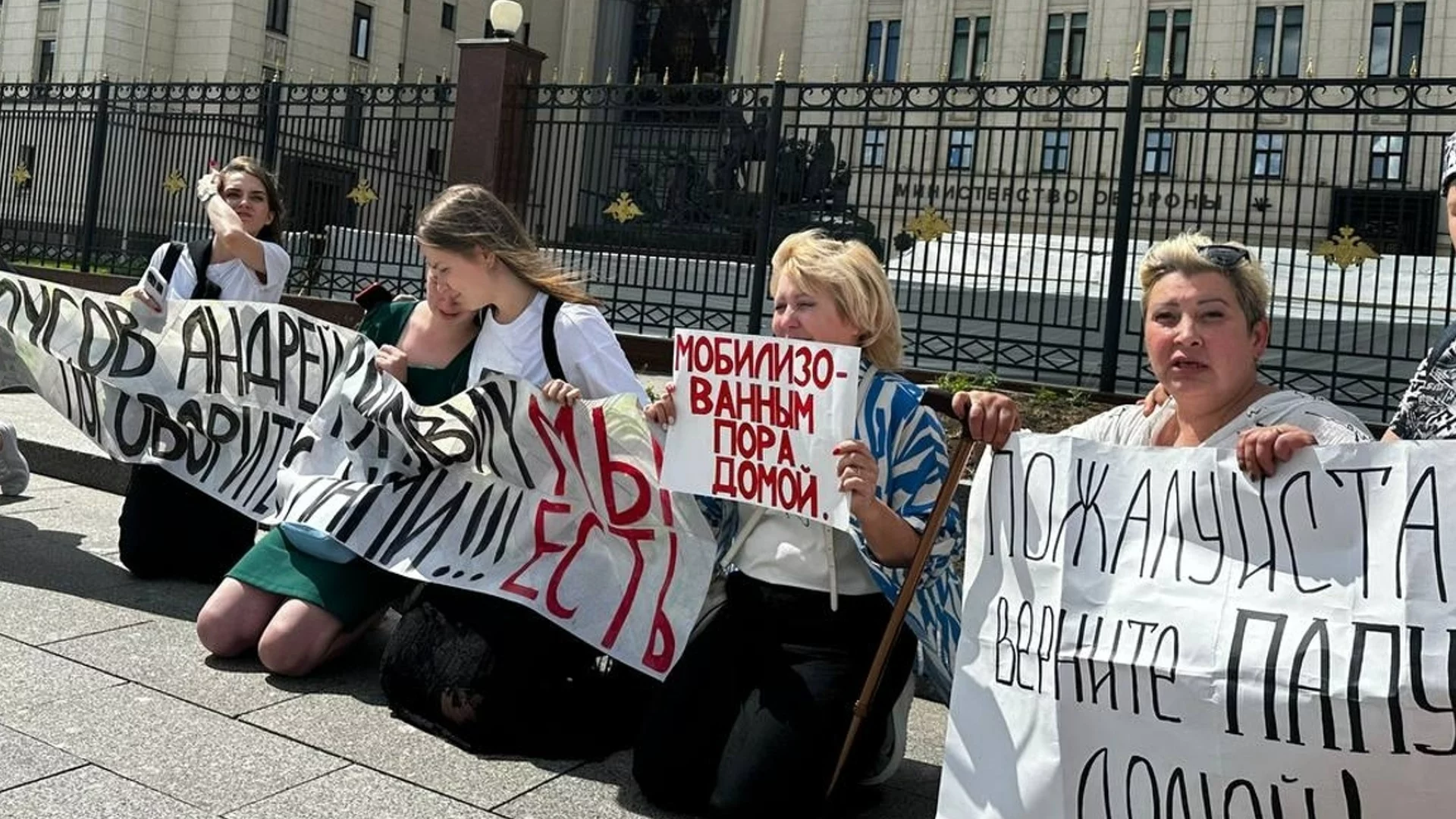 Жени на мобилизирани руснаци молиха на колене да бъдат върнати мъжете им (СНИМКИ)