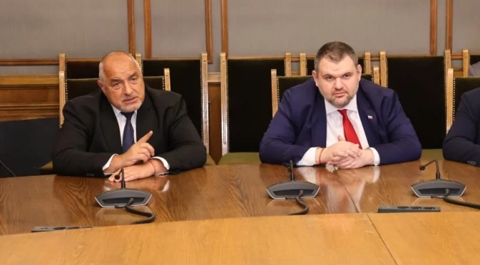 "Борисов ще трябва да си пази гърба от Пеевски": Възможно ли е управление на ГЕРБ и ДПС? (ВИДЕО)