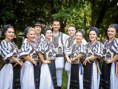Румъния обвини Louis Vuitton, че копира традиционна дреха без разрешение (СНИМКИ)