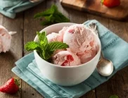 Много лесен за приготвяне домашен ягодов сладолед