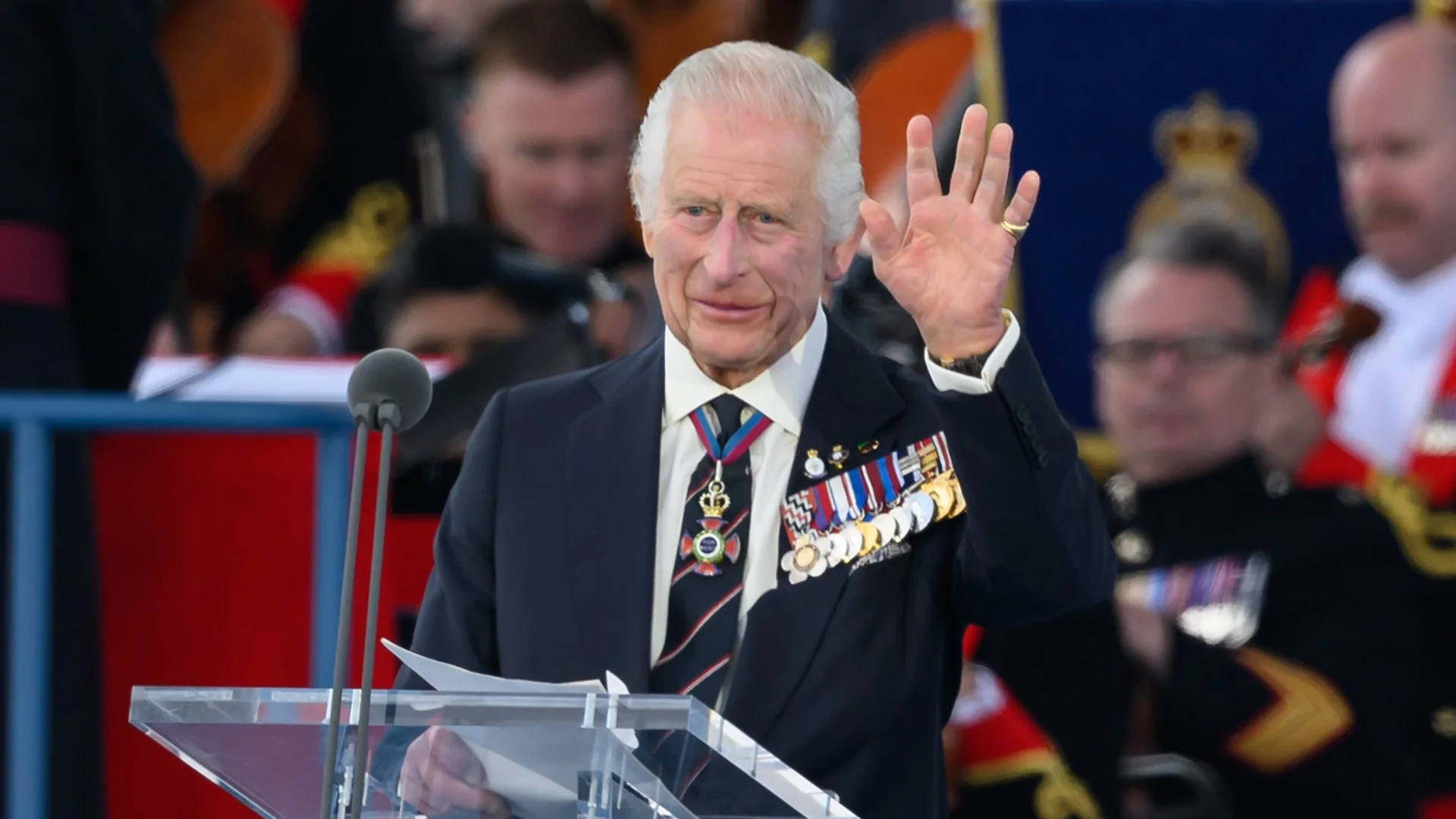 Крал Чарлз III оглави честванията на "Денят Д" във Великобритания (СНИМКИ)