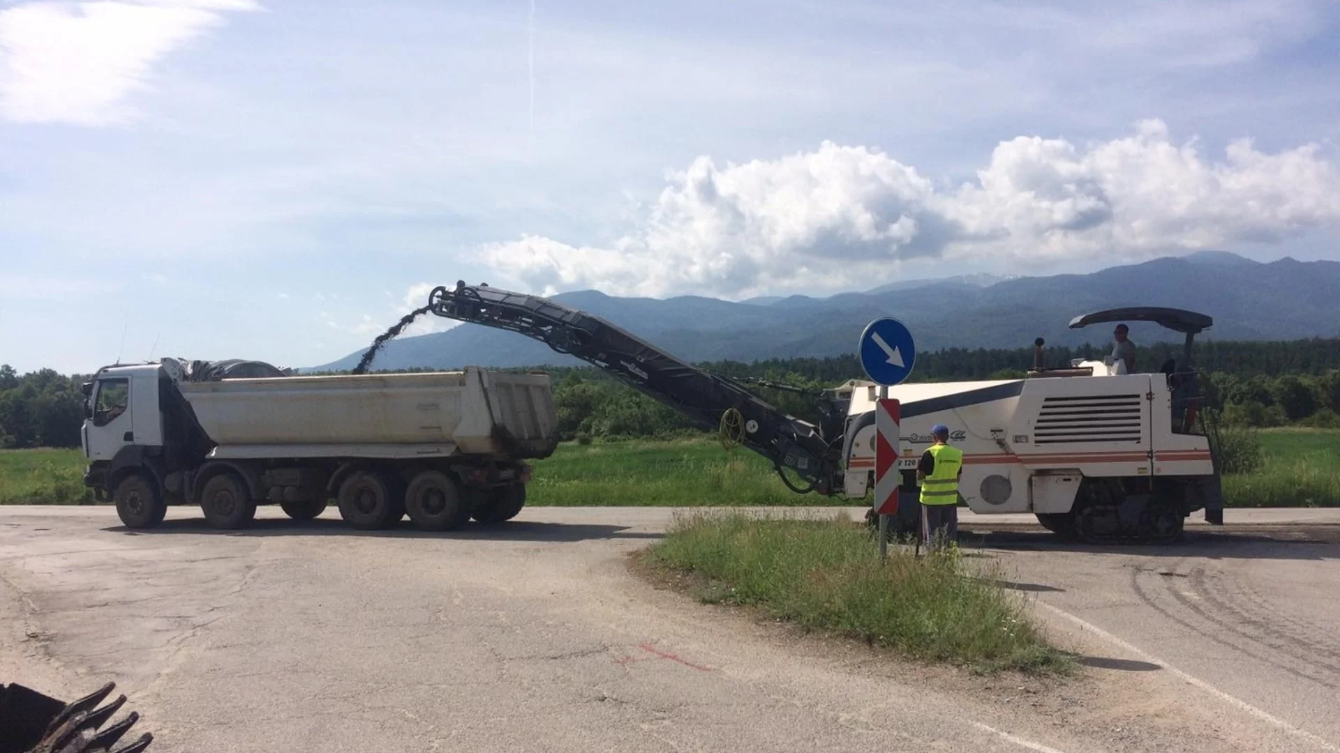 Започна ремонт на пътя от село Гуцал за Костенец