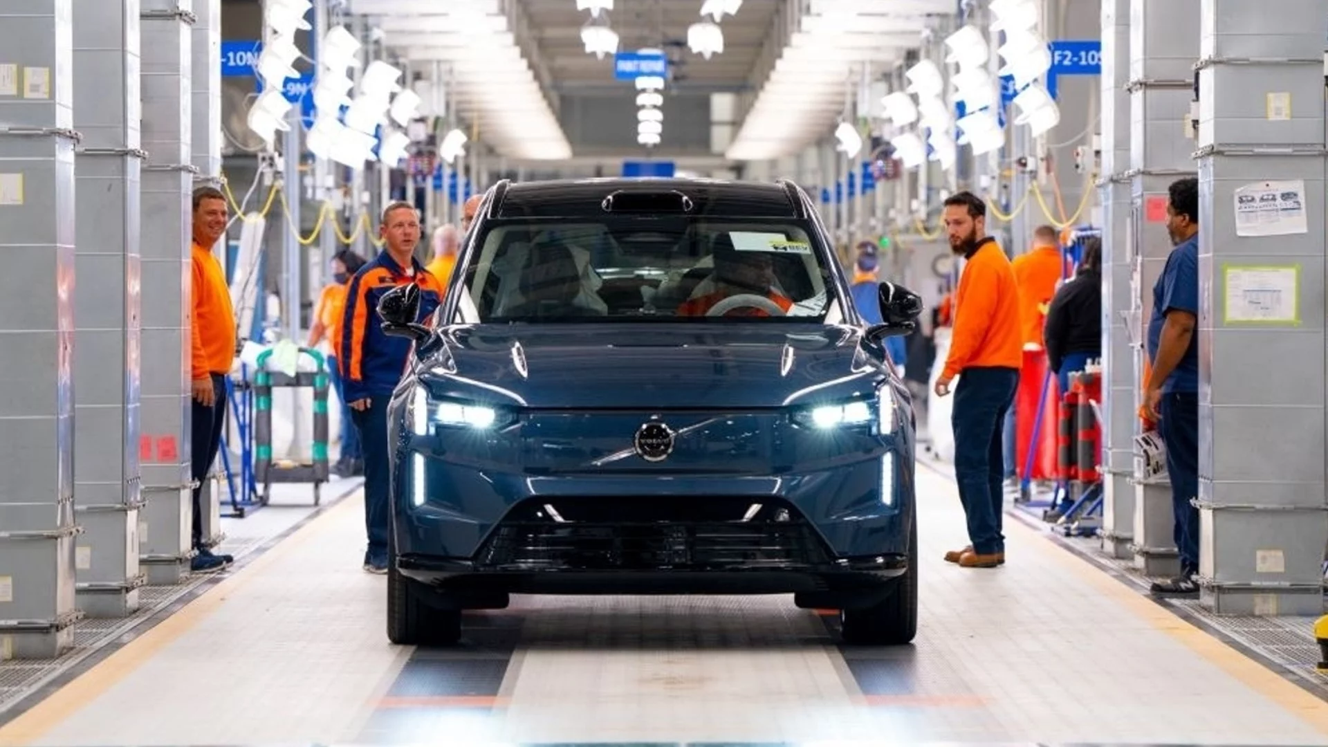 Volvo стартира производството на EX90