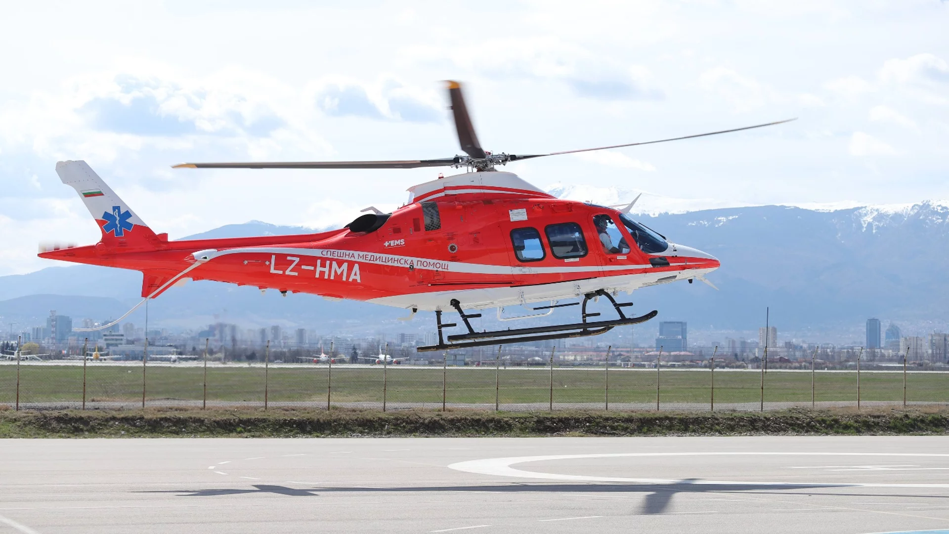 Екипажът на медицинския хеликоптер доволен от първата си мисия