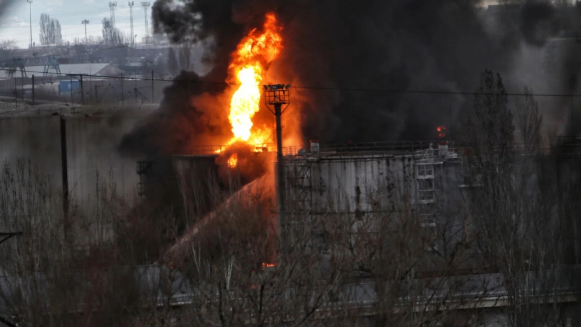 Огън и разрушения: Украйна удари най-големия доставчик на горива в Южна Русия (ВИДЕО)