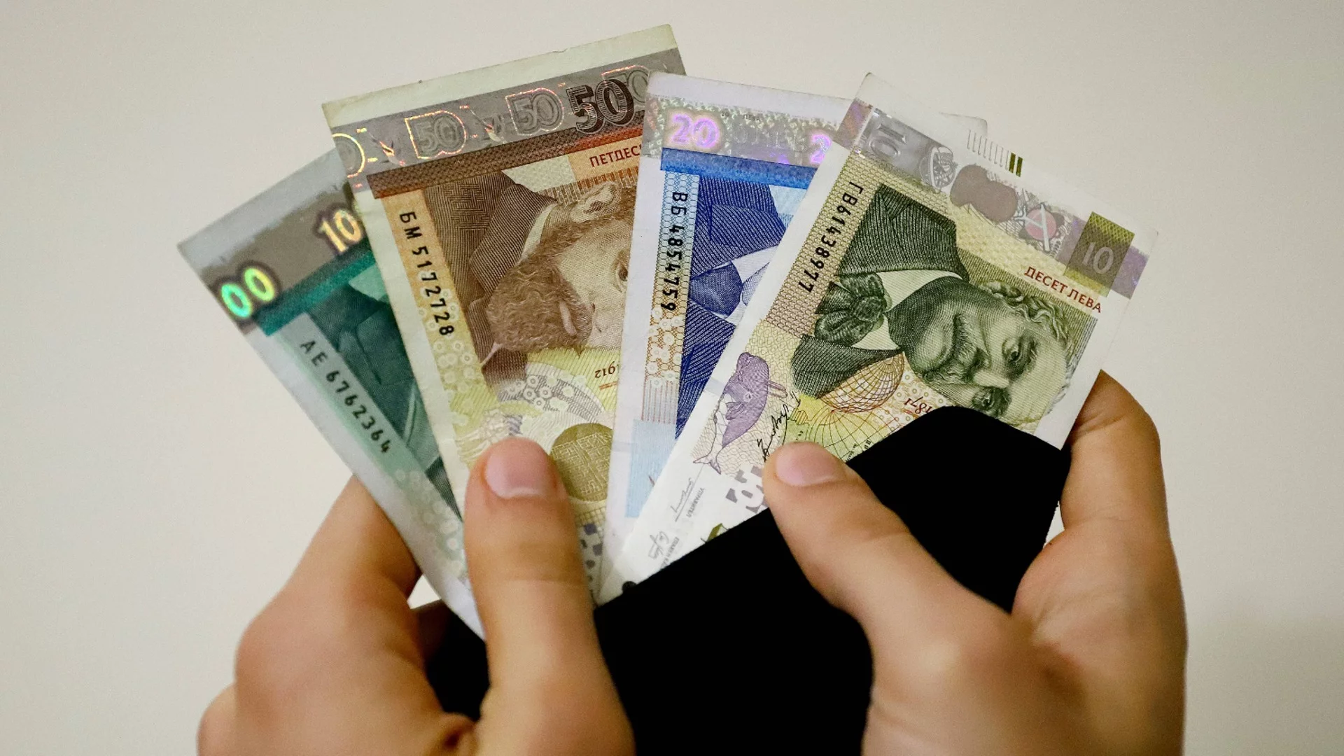 Съботни парички ще влязат в жадните ръчички на 4 зодии!