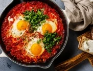 Идея за бърза вечеря: Пържени яйца с домати и подправки