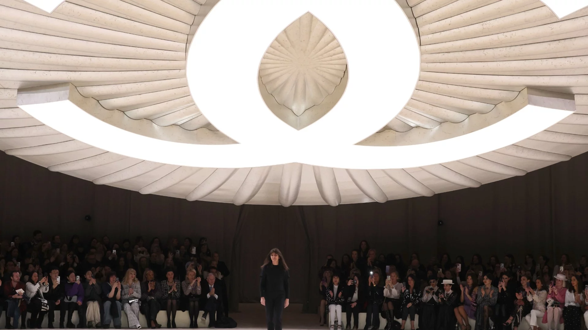 Chanel остана без творчески директор