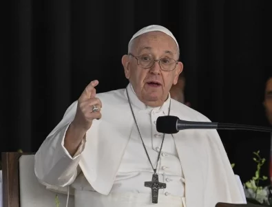 Папата съжалява, че уроците от Втората световна война не са научени