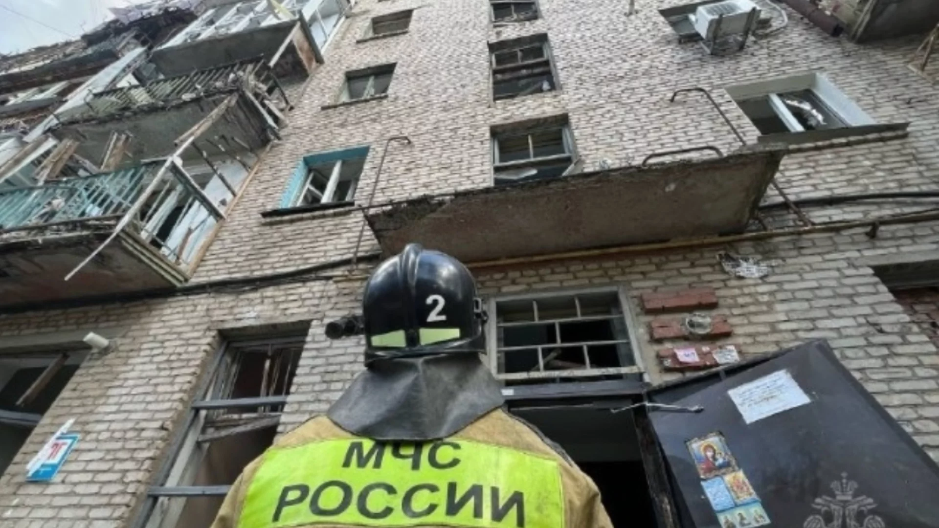 Ракета удари пететажна сграда в Луганск: Има жертви и ранени, тече разчистване (ВИДЕО)