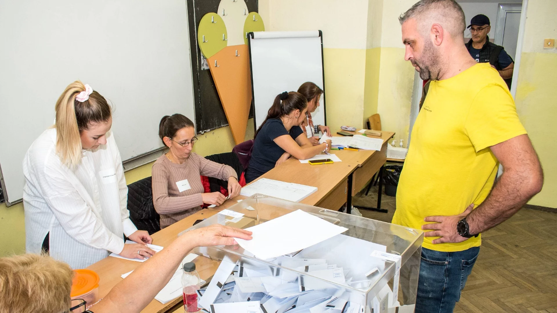 Стотици хиляди българи отново решават в последния момент за кого ще гласуват: Данни на Галъп (СНИМКИ)