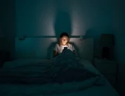 Опасно ли е да гледате в телефона си непосредствено преди заспиване?