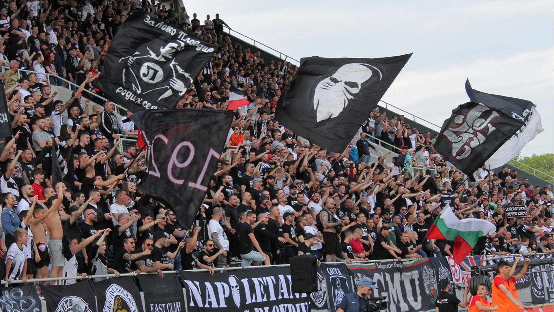 Брожение на „Лаута“: Фенове на Локомотив Пловдив призоваха Крушарски да напусне клуба