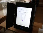 Първи съобщения за проблеми с машини за гласуване