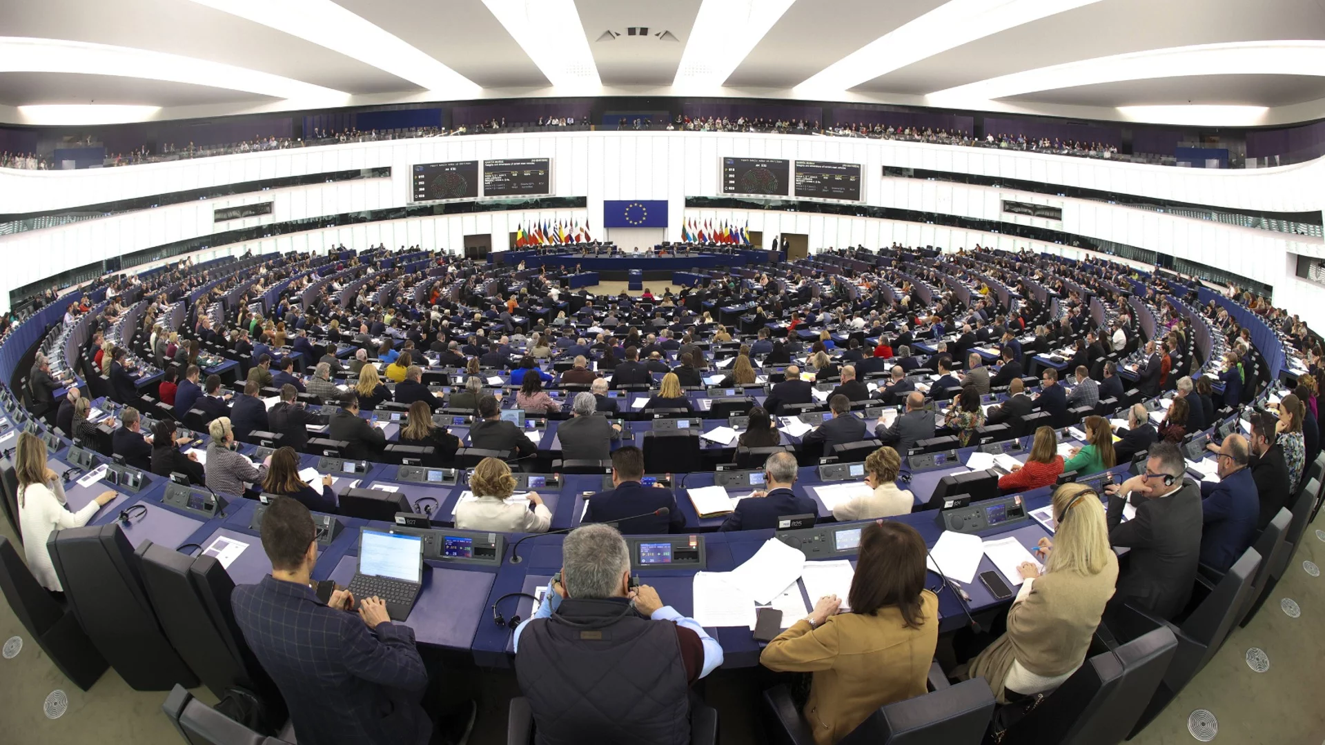 Първи данни: Европа избра своите нови 720 европейски депутати (СНИМКИ и ВИДЕО)