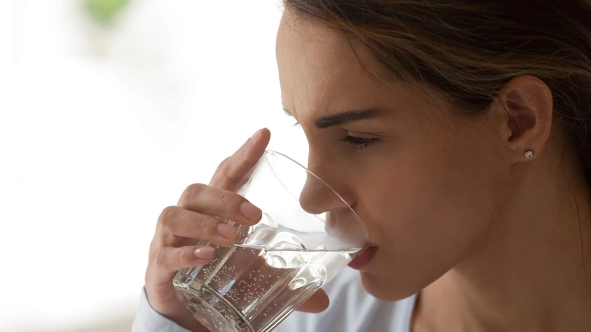 Защо НЕ трябва да пиете по 2 л вода на ден
