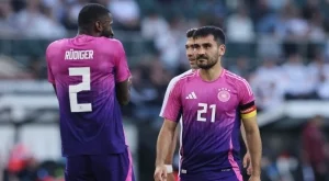 Трус в Германия дни преди Европейското първенство по футбол: Двама уж близки си скочиха на бой (СНИМКИ)