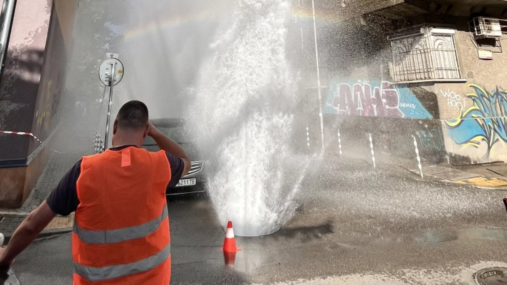 20-метров гейзер с вряла вода изригна в центъра на София (ВИДЕО)