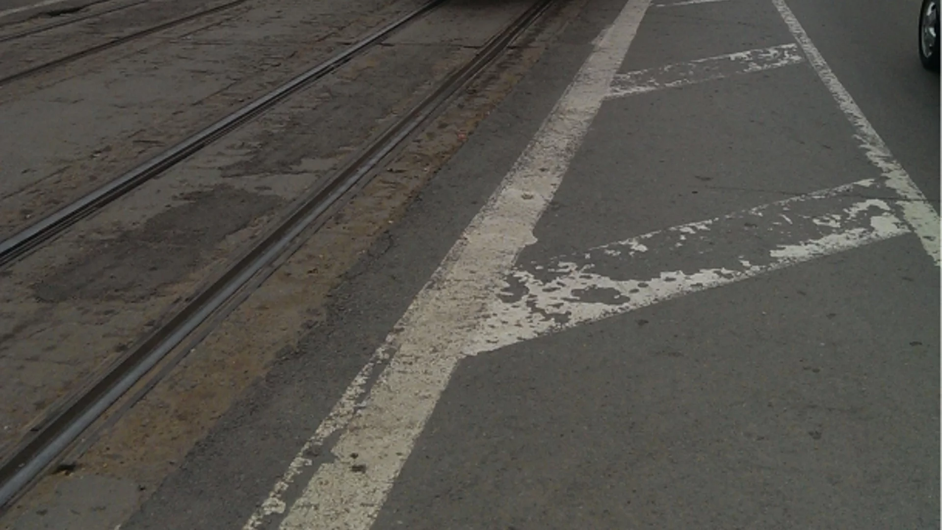 Трамвай дерайлира и се качи на тротоар в София (ВИДЕО)