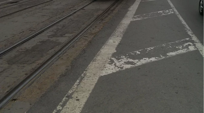 Трамвай дерайлира и се качи на тротоар в София (ВИДЕО)