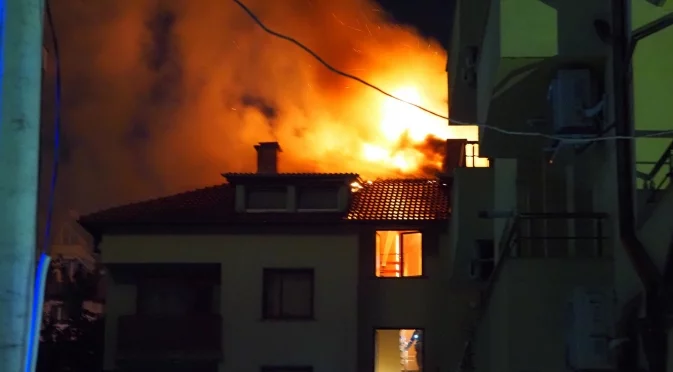 Огнен ад в блок в "Манастирски ливади" (СНИМКИ)