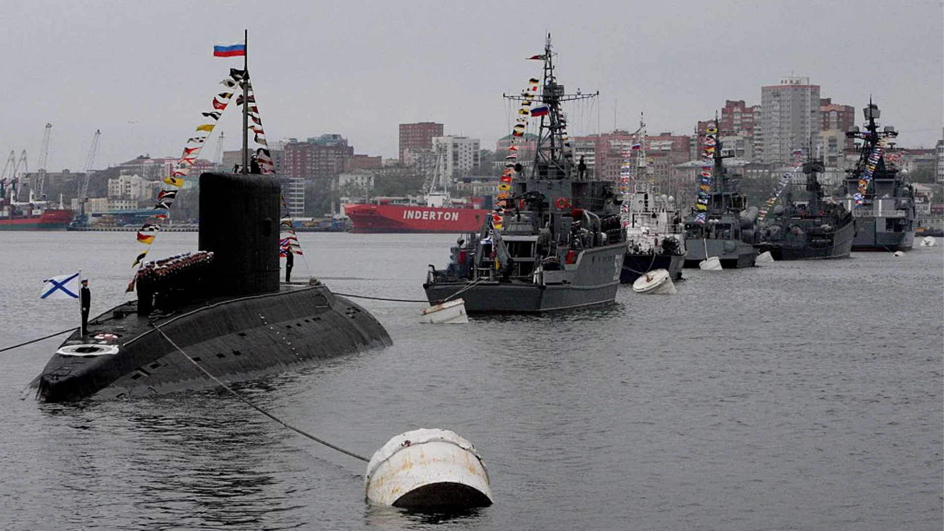 Огромен руски боен кораб гори в Баренцово море (СНИМКИ)