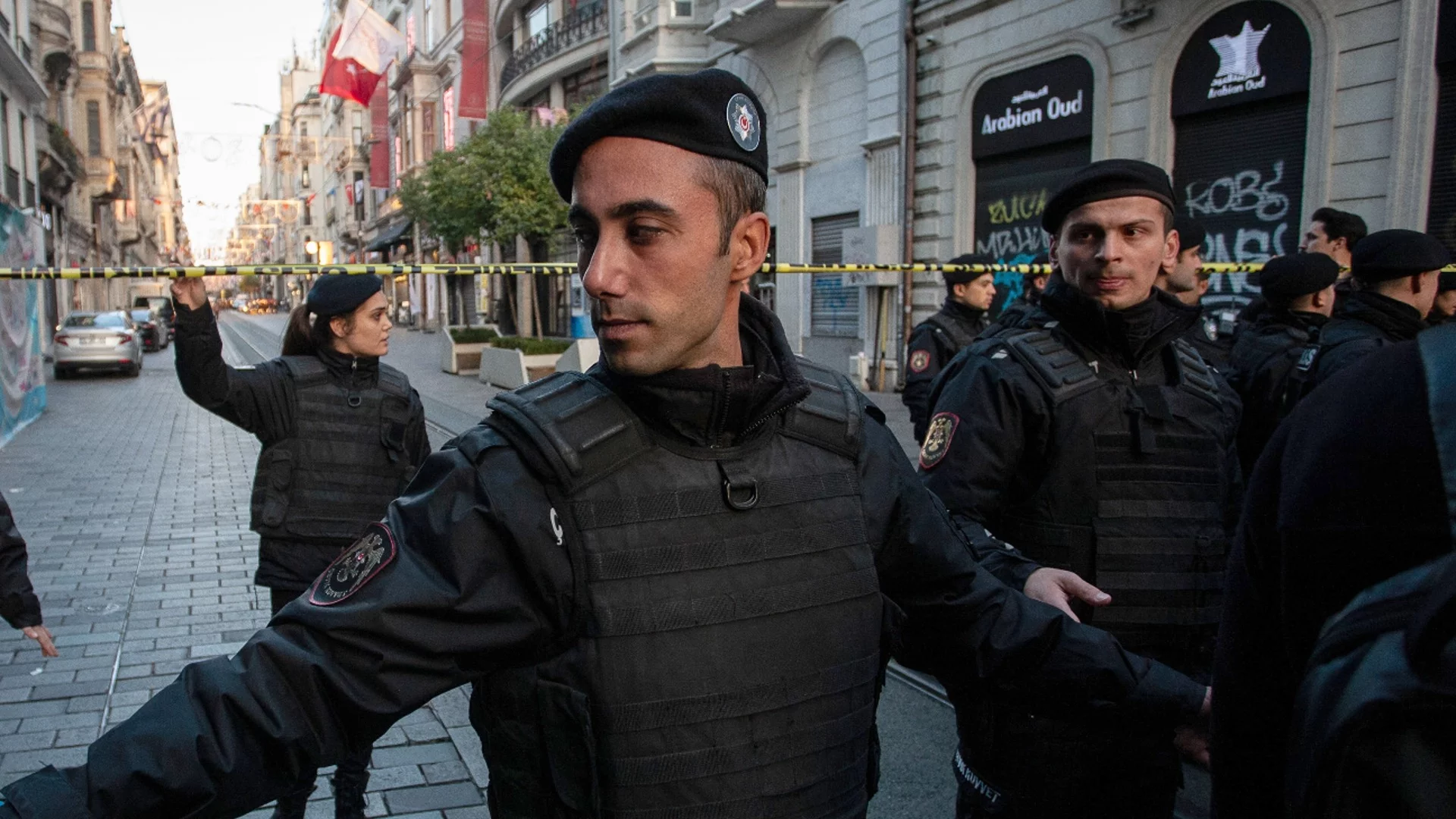 "Първо го неутрализираха и после го биха": Атака с пистолет в Истанбул завърши зле за нападателя (ВИДЕО)