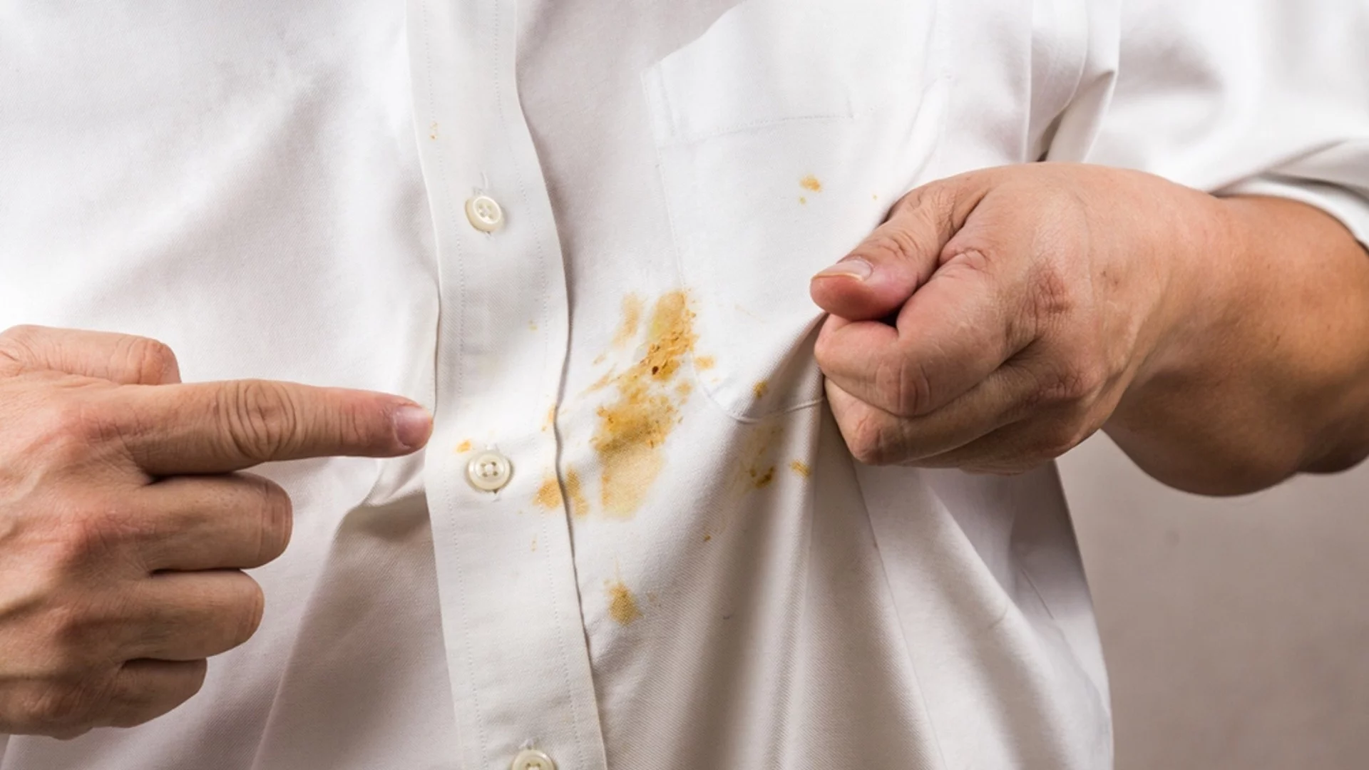 Жълти подмишници и кетчуп: 9 работещи начина за пране на бели дрехи