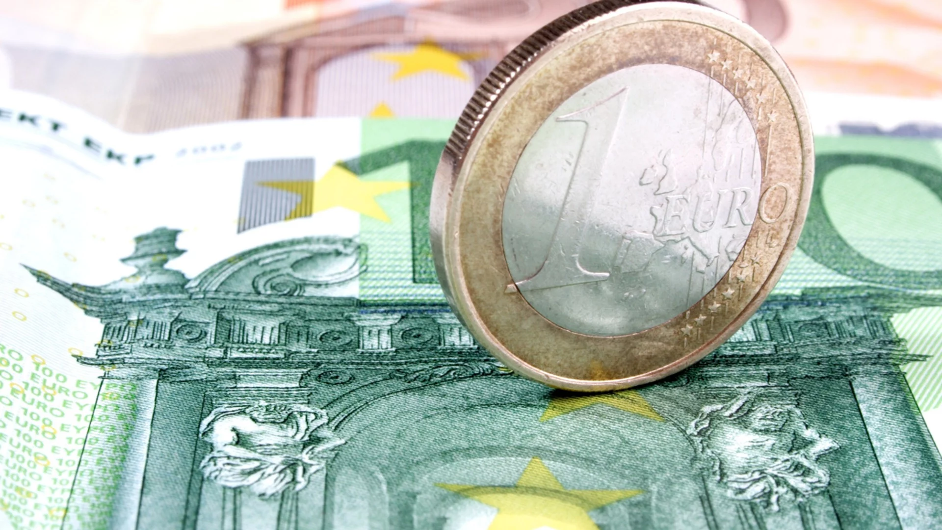 Еврото достигна невиждани от месец стойности