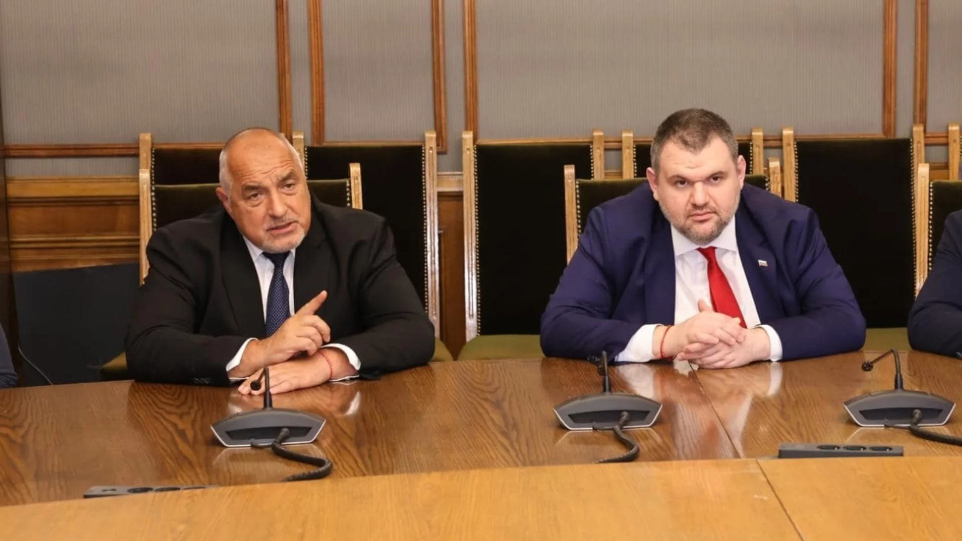 Политическа каша: ДПС е готово да управлява с Борисов, него го е страх